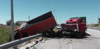 В Шымкенте в результате столкновения большегрузов пострадали люди