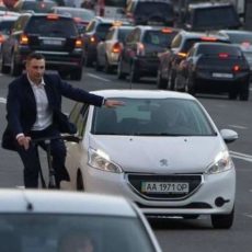 Виталий Кличко на велосипеде