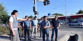 Аким Шымкента прогулялся по городским тротуарам