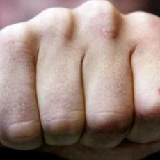 Житель России неадекватно вел себя в одном из банков Шымкента: Он сломал зуб охраннику