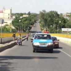 В Шымкенте полицейский помог инвалиду-колясочнику
