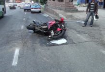 В страшной аварии на площади Ордабасы разбился мотоциклист