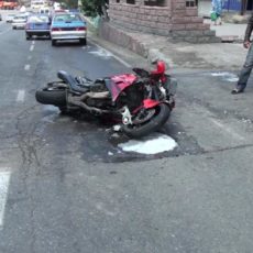 В страшной аварии на площади Ордабасы разбился мотоциклист