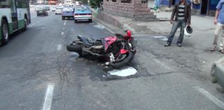В страшной аварии на площади Ордабасы разбился мотоциклист