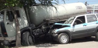 В Шымкенте столкнулись автомобиль ДПС и ассенизаторская машина