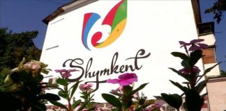 Тюльпан с пятиэтажный дом «распустился» около шымкентского акимата Шымкент