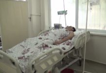 В Шымкенте врачи пытаются спасти мужчину, упавшего в шахту лифта