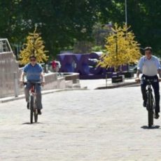 Аким Шымкента продолжает колесить по городским улицам на велосипеде
