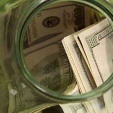 Казахстанцы перестали добровольно откладывать на пенсию
