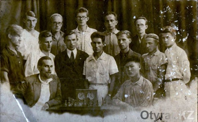 Вот они организаторы чимкентского шахматного клуба в середине сороковых годов прошлого века