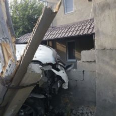 В Шымкенте во время ДТП иномарка снесла телефонный столб и ограждение дома ДТП Астраханцева