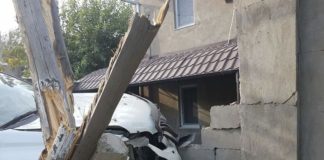 В Шымкенте во время ДТП иномарка снесла телефонный столб и ограждение дома ДТП Астраханцева