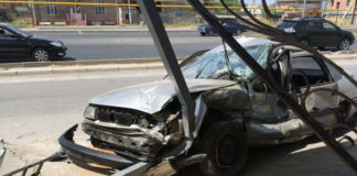 В Шымкенте автовладелец сбил летний гараж и чужую машину