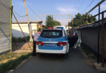 В Шымкенте обнаружили повешенного на заборе мужчину (18+)