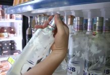 При продаже алкоголя и сигарет удостоверения будут требовать только у молодежи