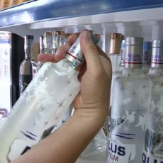 При продаже алкоголя и сигарет удостоверения будут требовать только у молодежи