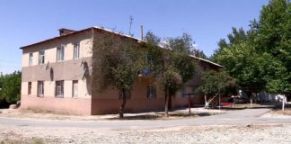 В ЮКО жители поселка Састобе на частные средства ремонтируют старые многоэтажные дома