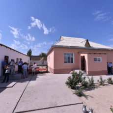 Семье погибшего в Актобе солдата-срочника Досбола Сапара подарили дом в ЮКО дом родителям погибшего солдата-срочника