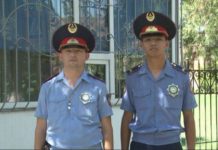 Полицейские Шымкента спасли женщину от самосожжения Полицейские Шымкента спасли женщину от самосожжения