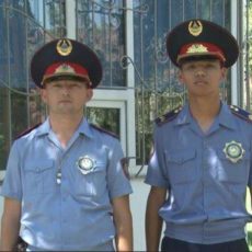 Полицейские Шымкента спасли женщину от самосожжения Полицейские Шымкента спасли женщину от самосожжения