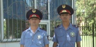 Полицейские Шымкента спасли женщину от самосожжения Полицейские Шымкента спасли женщину от самосожжения