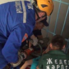 В Шымкенте трехлетний ребенок застрял в подвальной решетке