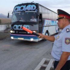 Водители автобусов за рулем разговаривают по телефону, лихачат и не пристегиваются