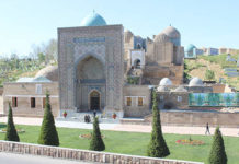 Нурсултан Назарбаев прибыл в Самарканд, чтобы почтить память Ислама Каримова Самарканд. Место, где похоронен Ислам Каримов