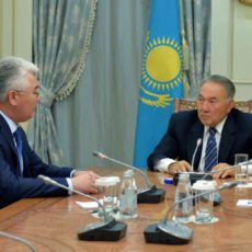 Нурсултан Назарбаев провел встречу с акимом ЮКО Бейбутом Атамкуловым