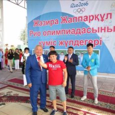 Туркестанцы подарили Жазире Жаппаркул автомобиль «Лада Гранта»