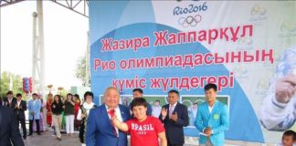 Туркестанцы подарили Жазире Жаппаркул автомобиль «Лада Гранта»