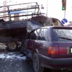 В Шымкенте столкнулись и загорелись два автомобиля