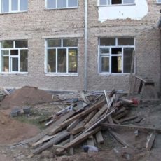 В Толебийском районе ЮКО школьники учатся в клубе с тряпичными перегородками