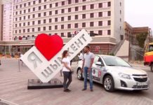 Мужчина колесит по стране, чтобы помочь больному ребенку