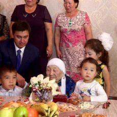Габидулла Абдрахимов поздравил с праздником самого юного и самого пожилого жителя Шымкента