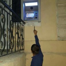 Владельцы «самого высокого банкомата» в Шымкенте строят лестницу к терминалу банкомат