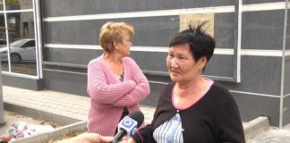 Мусорные контейнеры под окнами жилых домов в микрорайоне Шымкента превратили жизнь людей в зловонный ад