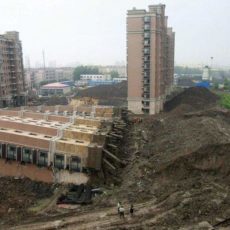 Пользователи соцсетей обсуждают упавший дом