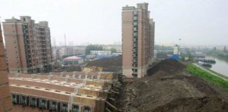 Пользователи соцсетей обсуждают упавший дом