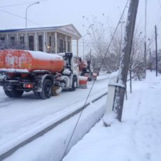 В Шымкенте чистят от снега не только дороги