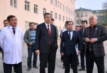 Аким ЮКО проконтролировал качество строительства медицинских учреждений