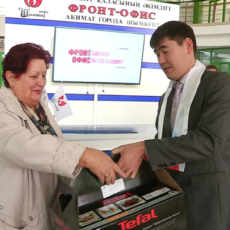 В Шымкенте тысячному посетителю фронт-офиса вручили памятный подарок