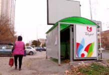 Мусорные контейнеры в Шымкенте ограждены «тюльпанами»