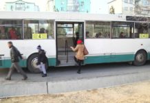 В Шымкенте жители микрорайона не довольны экстримом на автобусных остановках