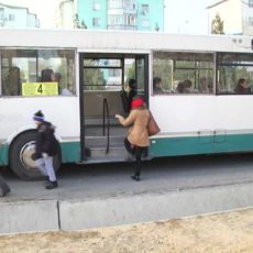 В Шымкенте жители микрорайона не довольны экстримом на автобусных остановках