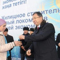 В Туркестане 264 семьям торжественно вручили ключи от квартир