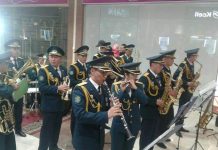 Военный оркестр сыграл в торговом центре Шымкента в честь Дня Независимости