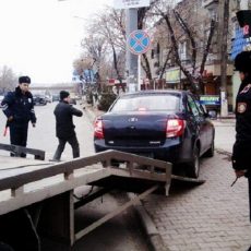 Полицейский за взятки освобождал автомобили со штрафстоянки в Шымкенте