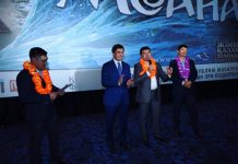 Аким Шымкента смотрит мультфильмы