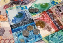 Президент поручил повысить минимальную зарплату в РК